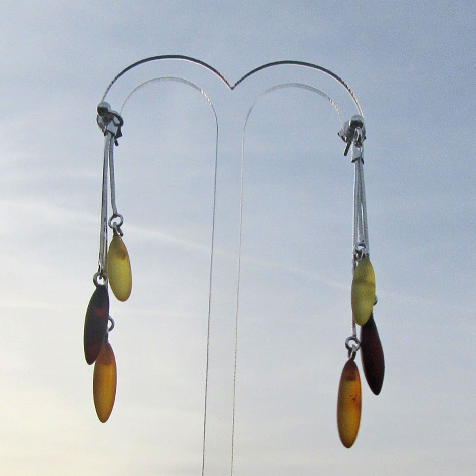 Lange Ohrstecker mit 3 unpolierten, verschiedenfarbigen Bernsteinzapfen ...einfach aber edel !!!