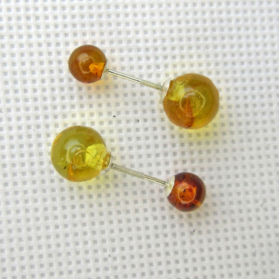 Ohrstecker mit einer grossen hellen und einer kleinen kongnacfarbenen Perle aus Bernstein