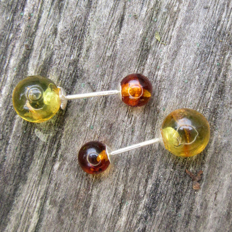 Ohrstecker mit einer grossen hellen und einer kleinen kongnacfarbenen Perle aus Bernstein
