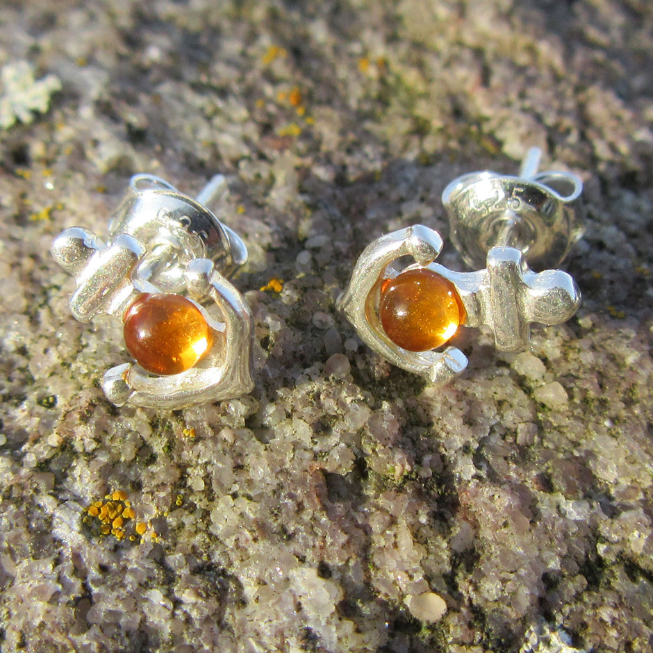 Ohrstecker Anker mit goldfarbener Bernsteinperle, Unikat