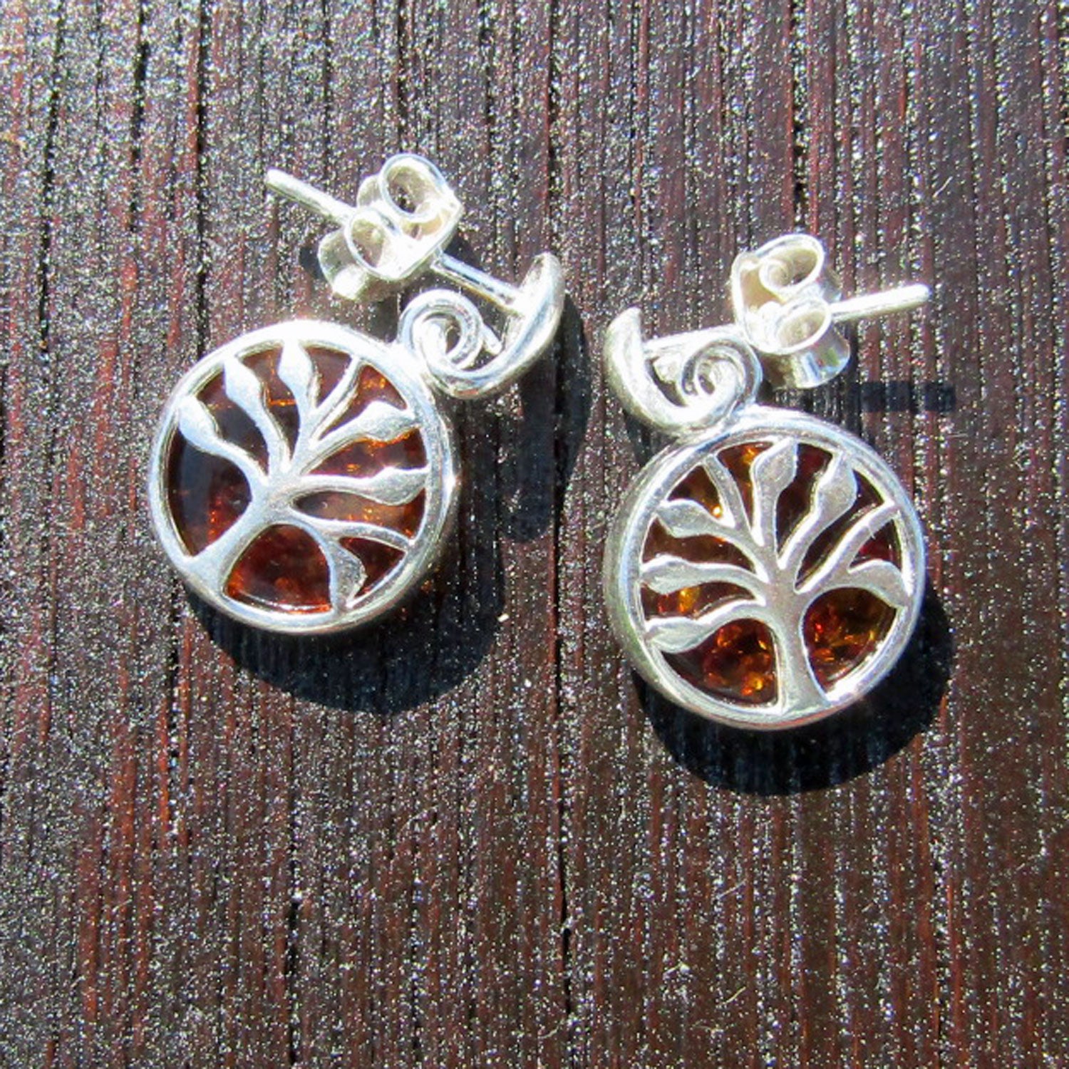 Edle Ohrstecker aus kognacfarbenem Bernstein und Silber