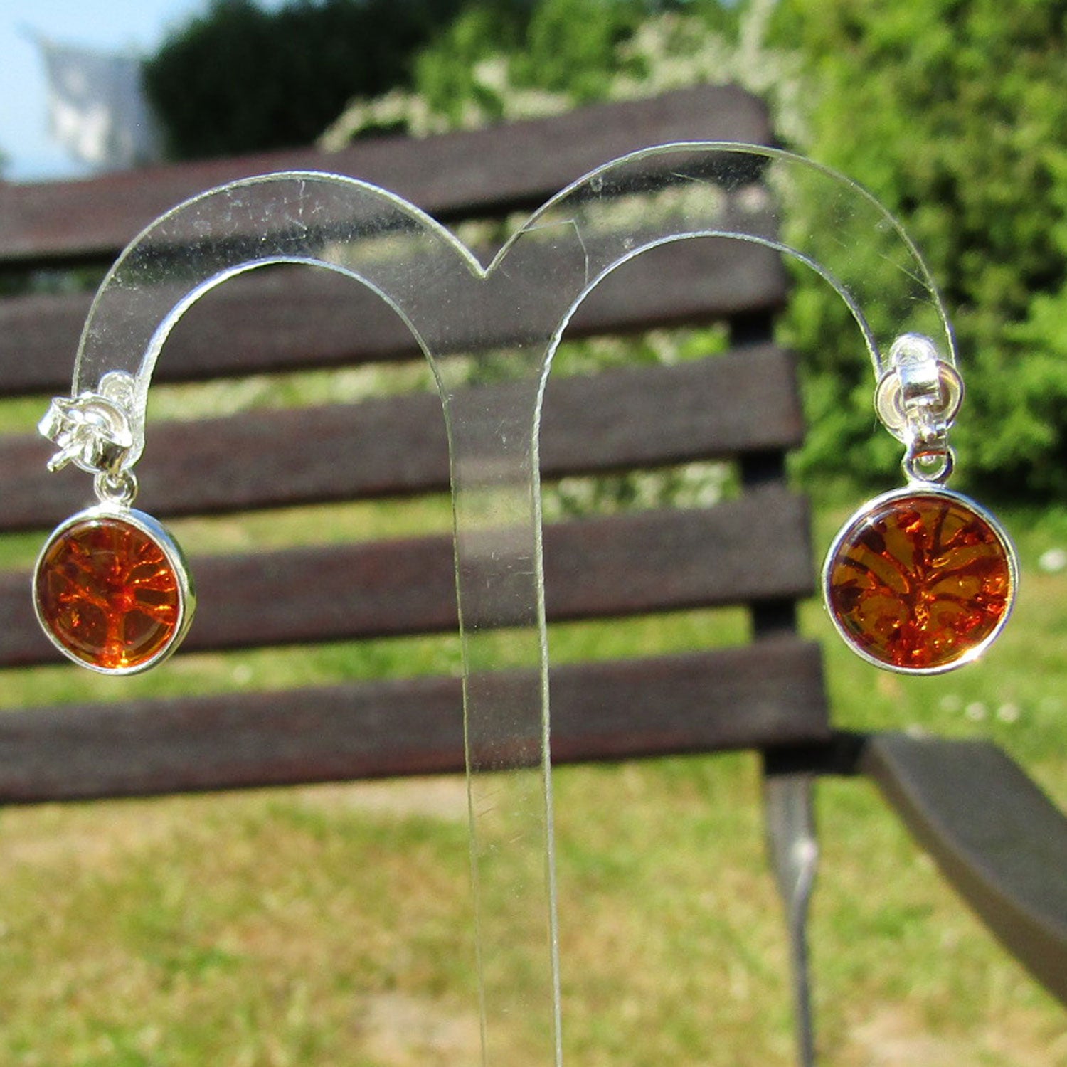 Edle Ohrstecker aus kognacfarbenem Bernstein und Silber