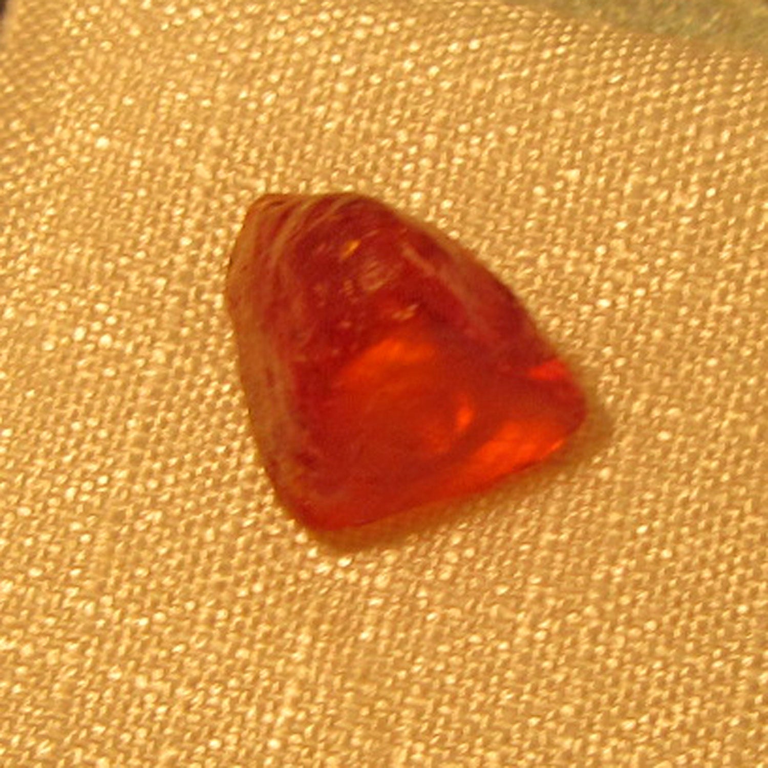 Silberner Ohrstecker mit unpoliertem Bernstein, Unikat