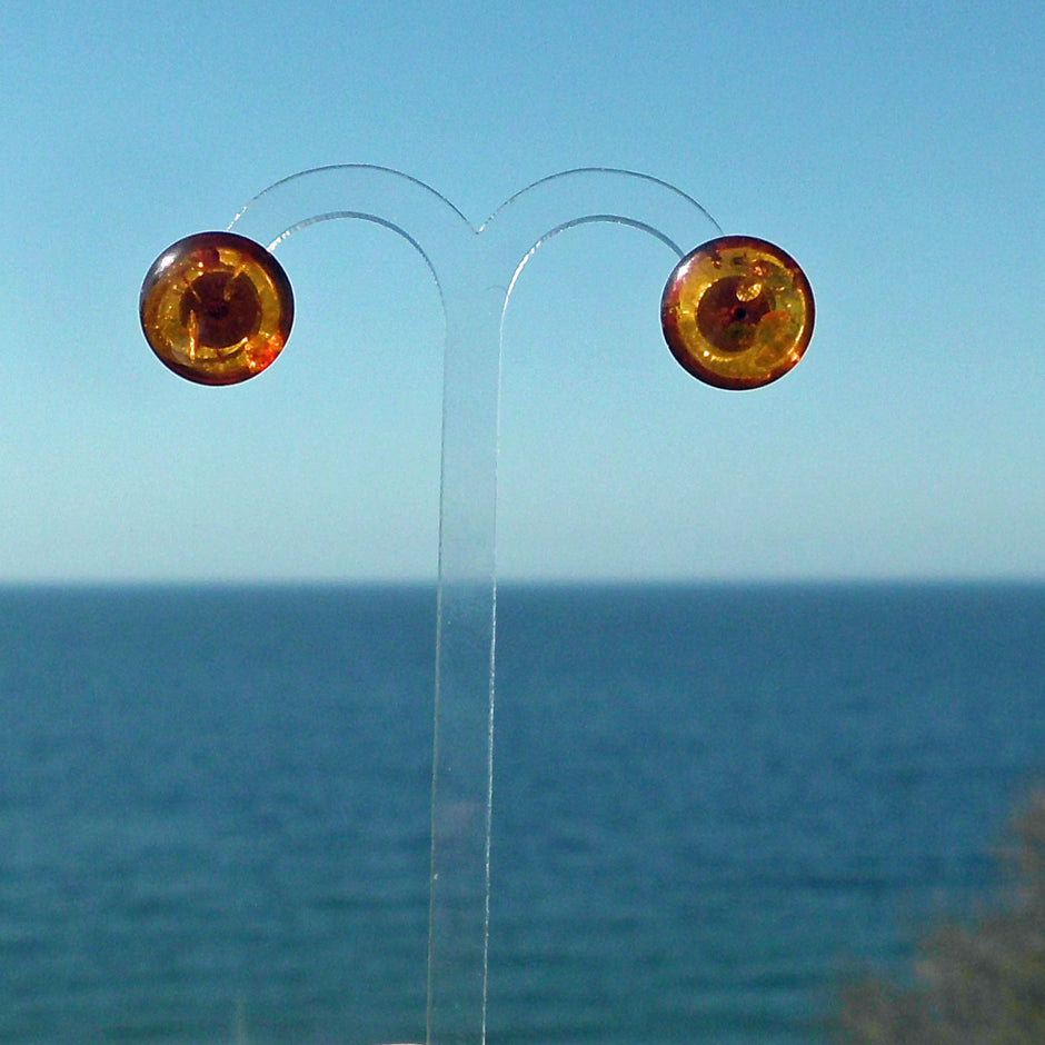 Silberne Ohrstecker mitpolierten, kognacfarbenenBernsteinscheiben