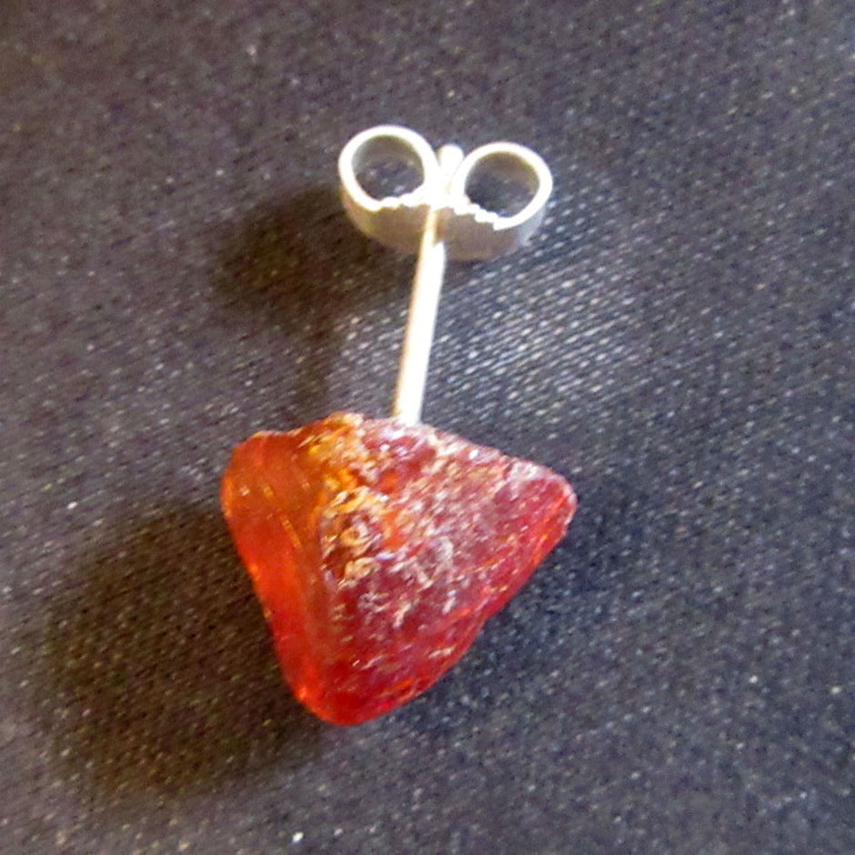 Silberner Ohrstecker mit unpoliertem Bernstein, Unikat