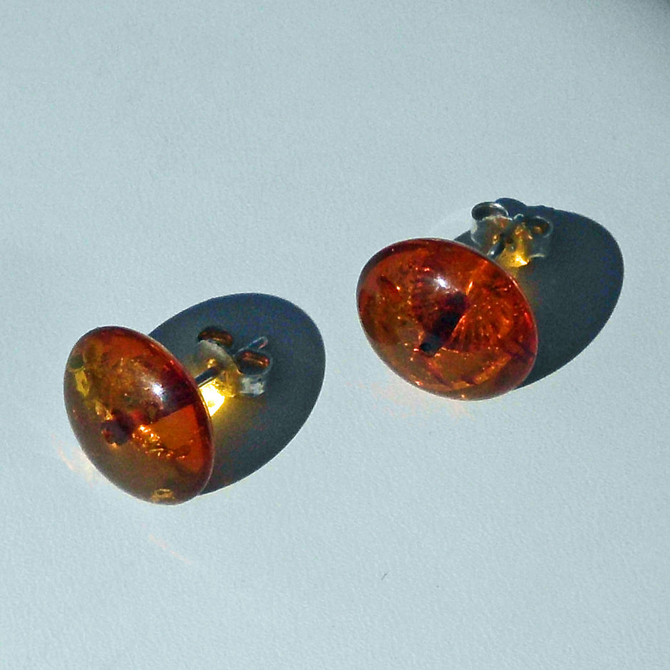 Silberne Ohrstecker mitpolierten, kognacfarbenenBernsteinscheiben