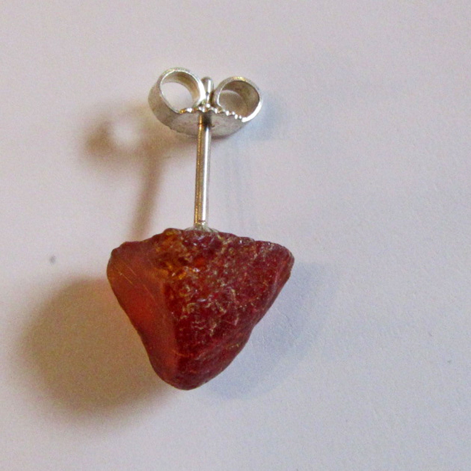 Silberner Ohrstecker mit unpoliertem Bernstein, Unikat