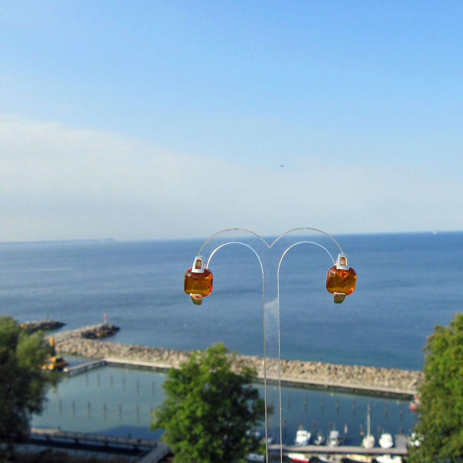 Einzelstück: Edle Ohrstecker aus kognacfarbenem Bernstein