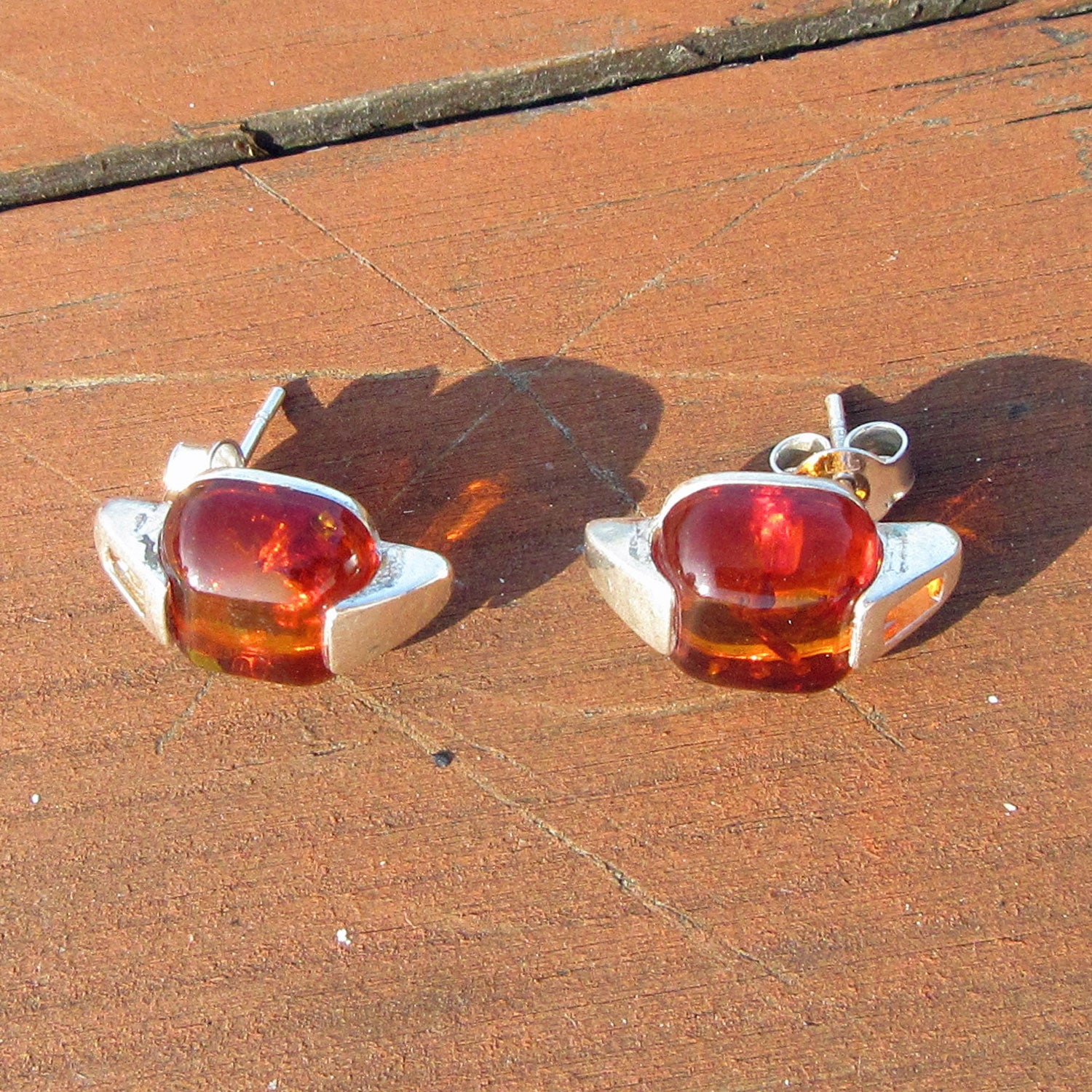 Einzelstück: Edle Ohrstecker aus kognacfarbenem Bernstein