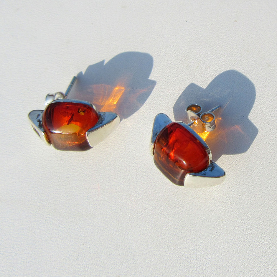 Einzelstück: Edle Ohrstecker aus kognacfarbenem Bernstein