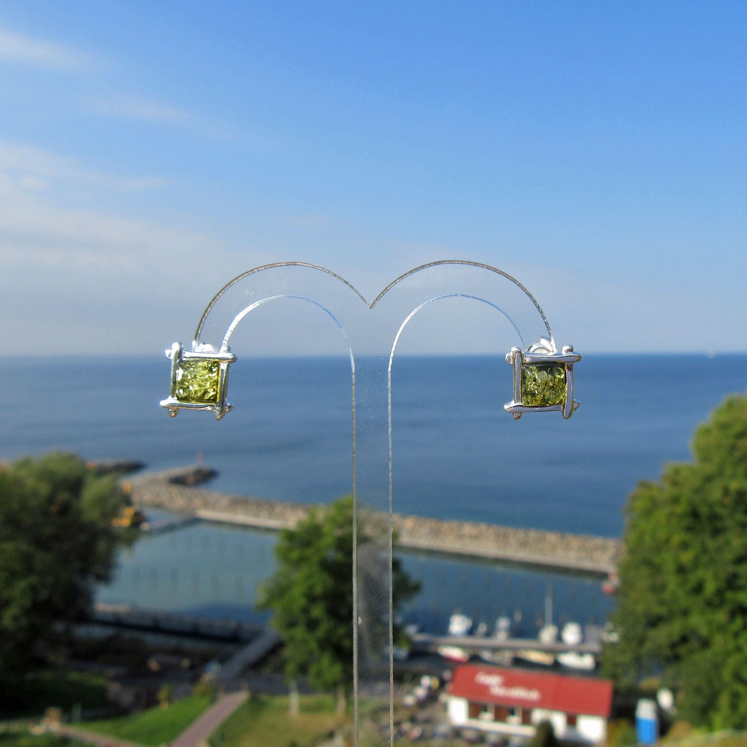 Eleganter, grünlicher Bernsteinohrstecker in Silber