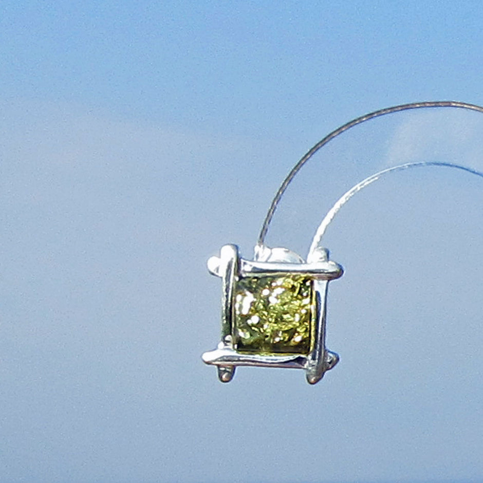 Eleganter, grünlicher Bernsteinohrstecker in Silber