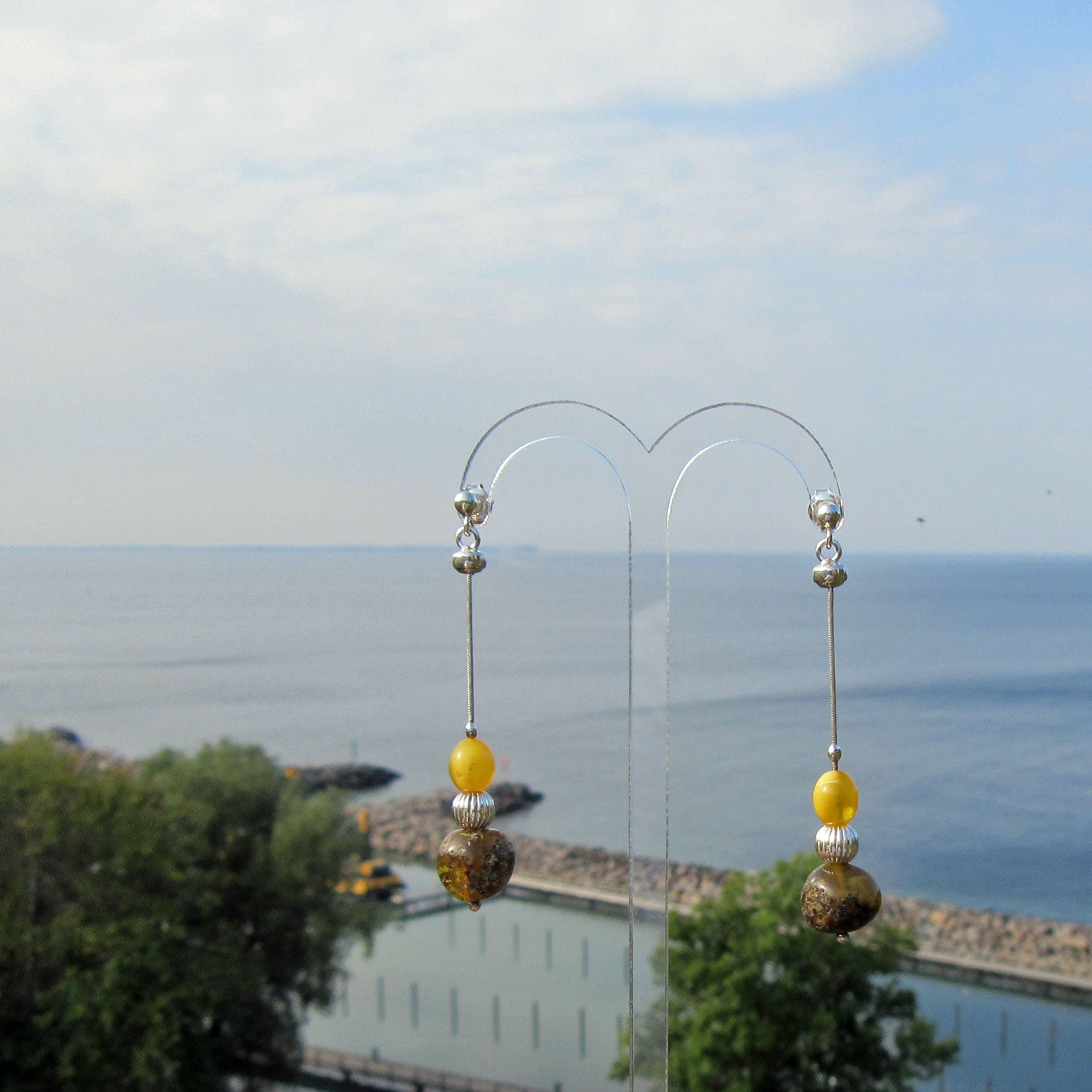 Lange Ohrstecker aus poliertem Moorbernstein und Silber