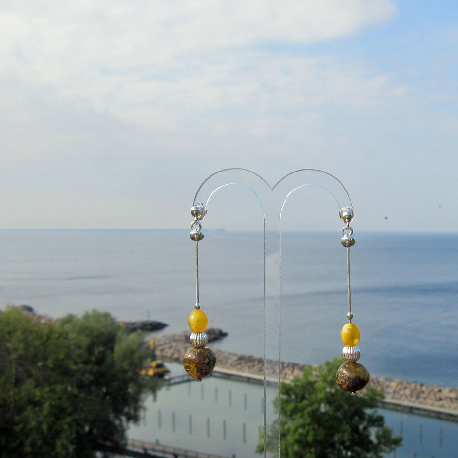 Lange Ohrstecker aus poliertem Moorbernstein und Silber