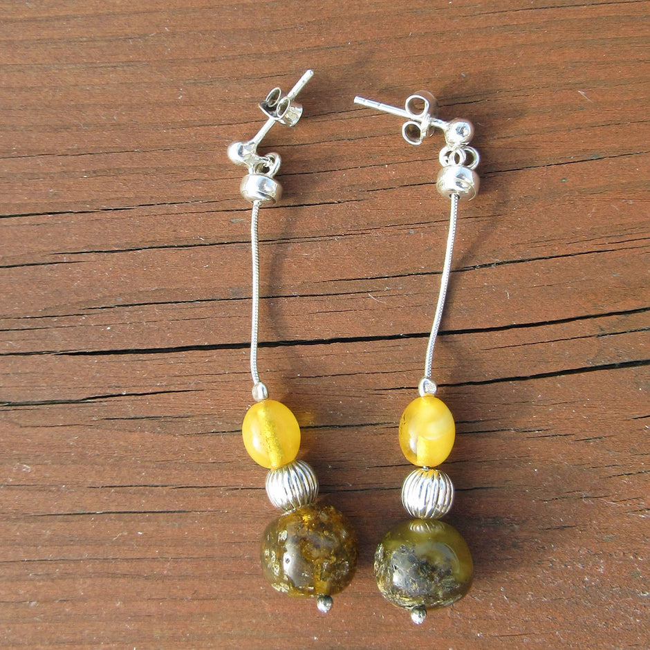 Lange Ohrstecker aus poliertem Moorbernstein und Silber