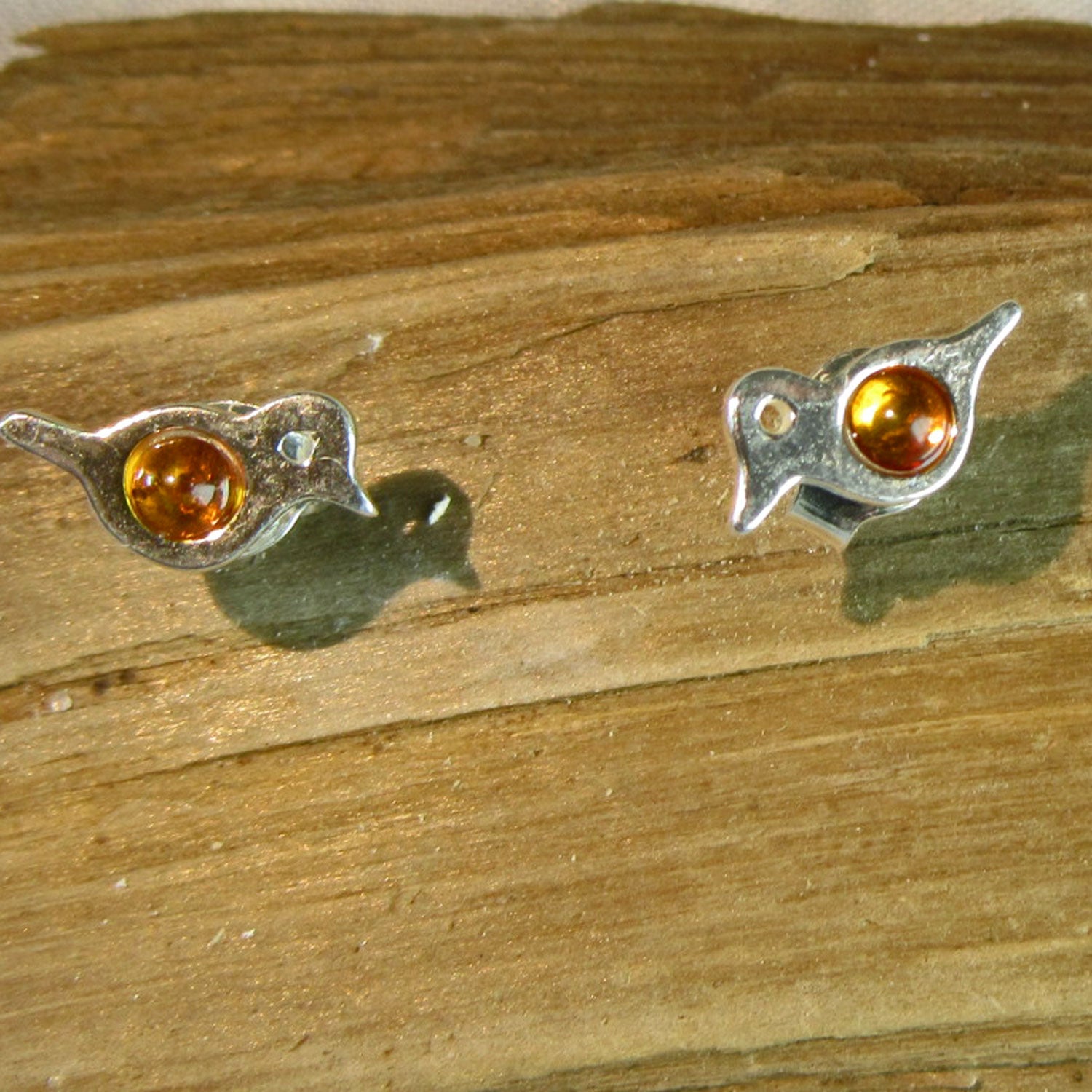 Kleine Ohrstecker als Vögelchen mit kognacfarbenen Bernstein
