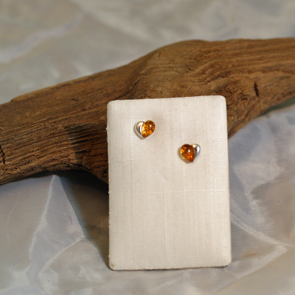 Ohrstecker aus Bernstein und Silber, geteilte Herzchen