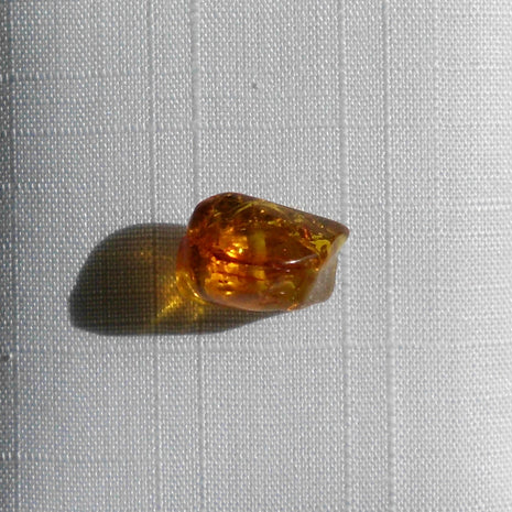 Silberner Ohrstecker mit poliertem Bernsteinstück