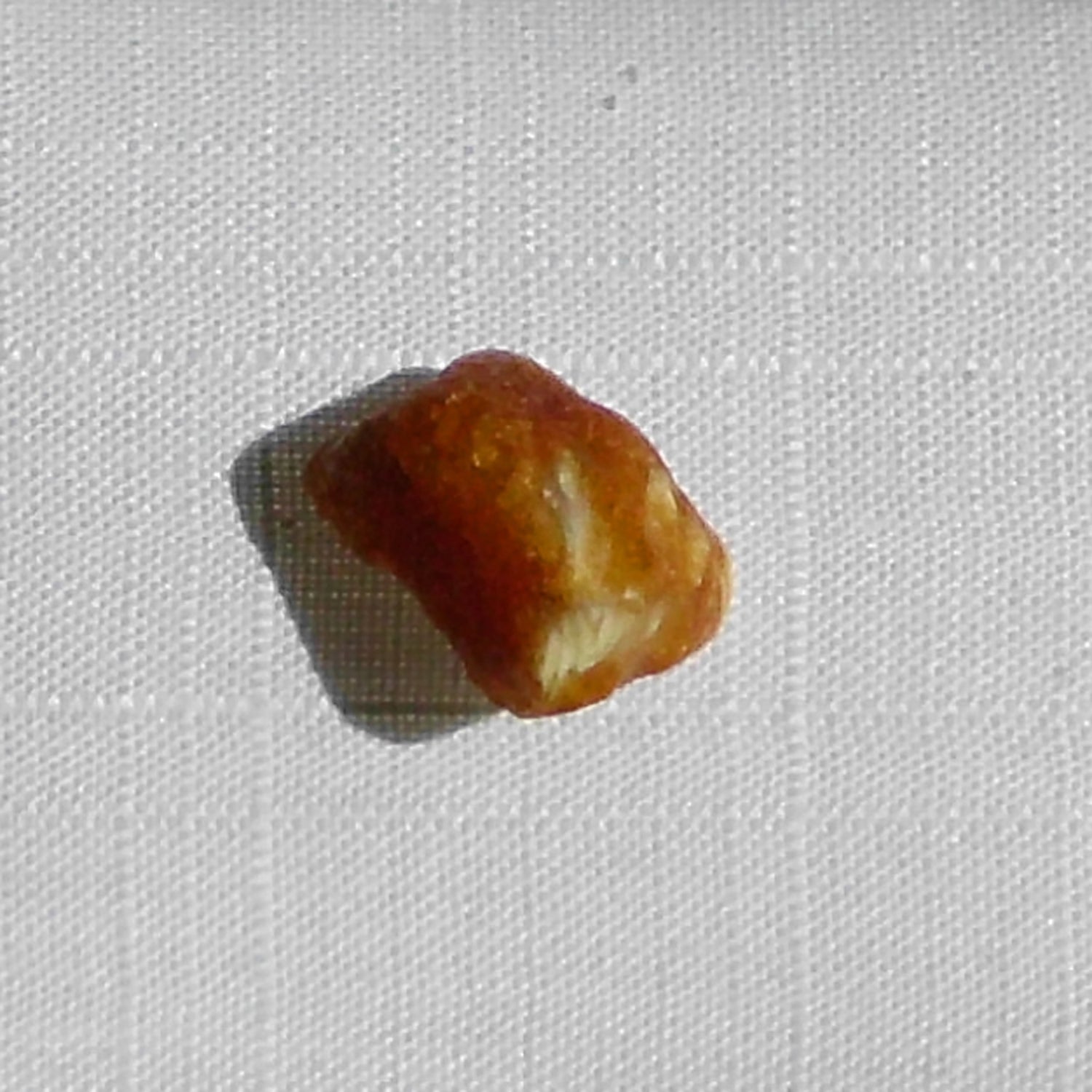 Silberner Ohrstecker mit unpoliertem Bernstein