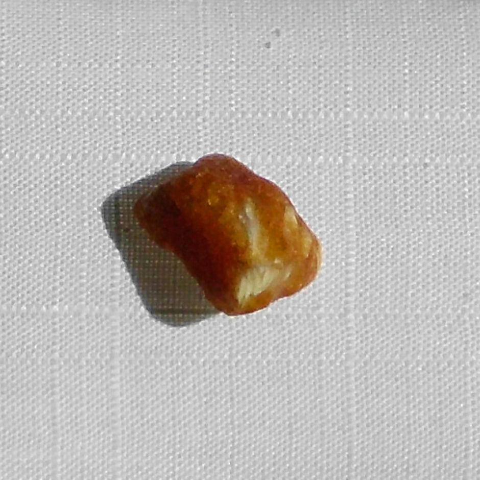 Silberner Ohrstecker mit unpoliertem Bernstein