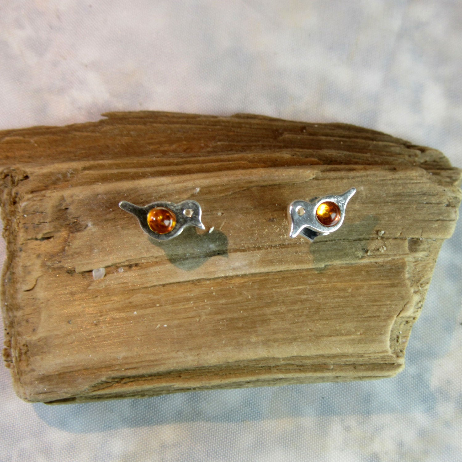 Kleine Ohrstecker als Vögelchen mit kognacfarbenen Bernstein