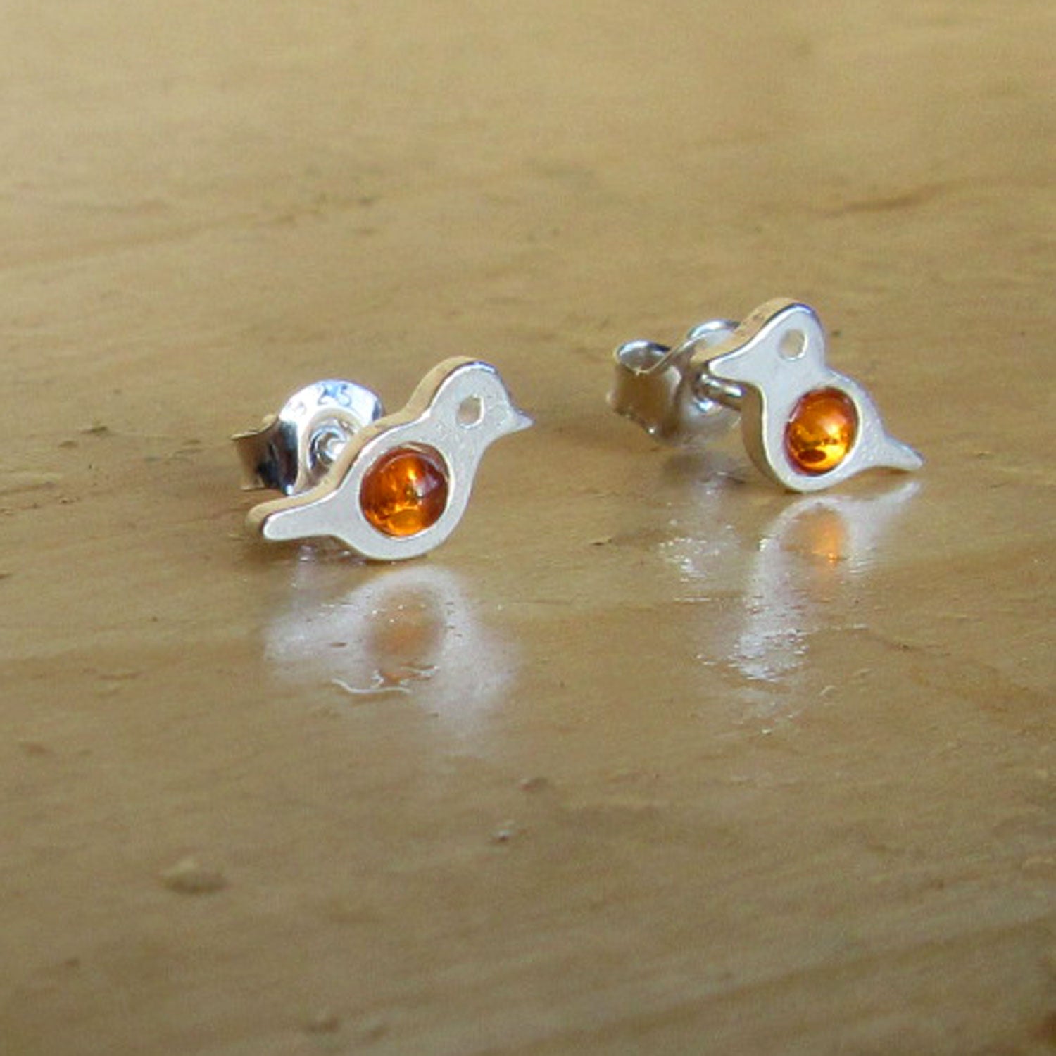 Kleine Ohrstecker als Vögelchen mit kognacfarbenen Bernstein