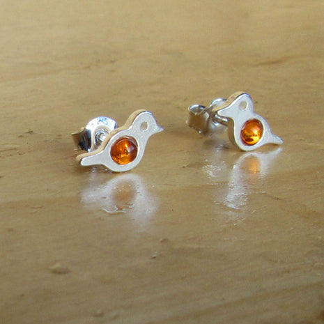 Kleine Ohrstecker als Vögelchen mit kognacfarbenen Bernstein