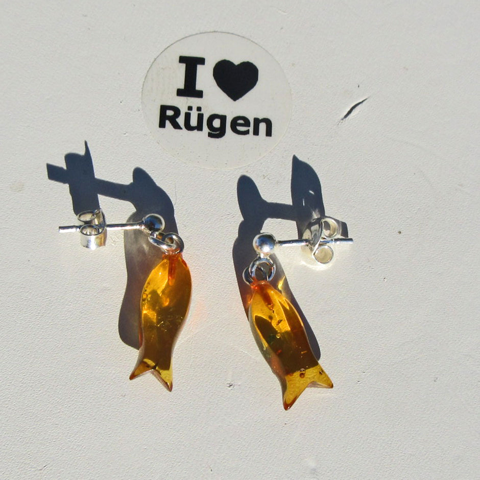 Ohrstecker aus Bernstein mit kleinen Fischen, Unikat