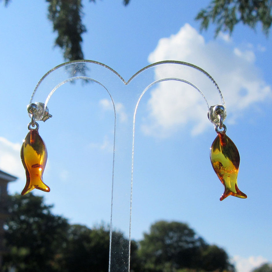 Ohrstecker aus Bernstein mit kleinen Fischen, Unikat