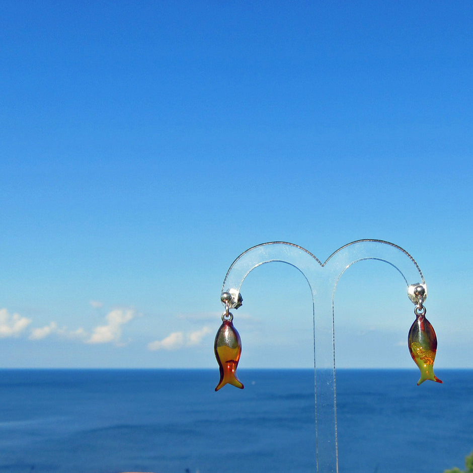 Ohrstecker aus Bernstein mit kleinen Fischen, Unikat