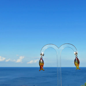 Ohrstecker aus Bernstein mit kleinen Fischen, Unikat