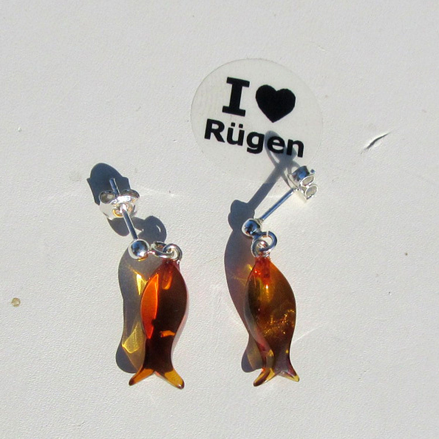 Ohrstecker aus Bernstein mit kleinen Fischen, Unikat