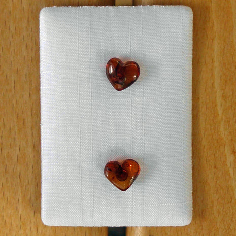Ohrstecker aus kognacfarbenem Bernstein in Herzform