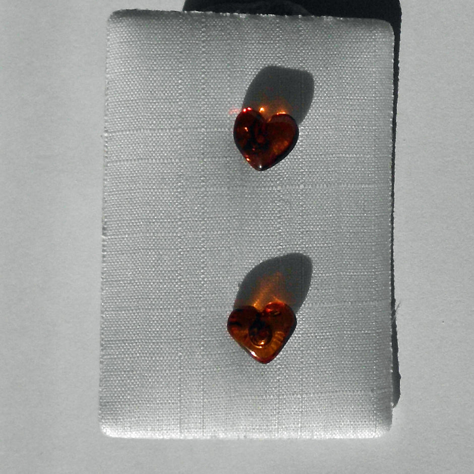 Ohrstecker aus kognacfarbenem Bernstein in Herzform
