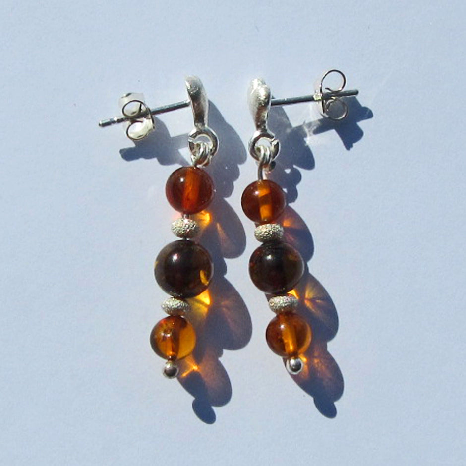 Herzohrstecker aus Bernstein und diamantiertem Silber