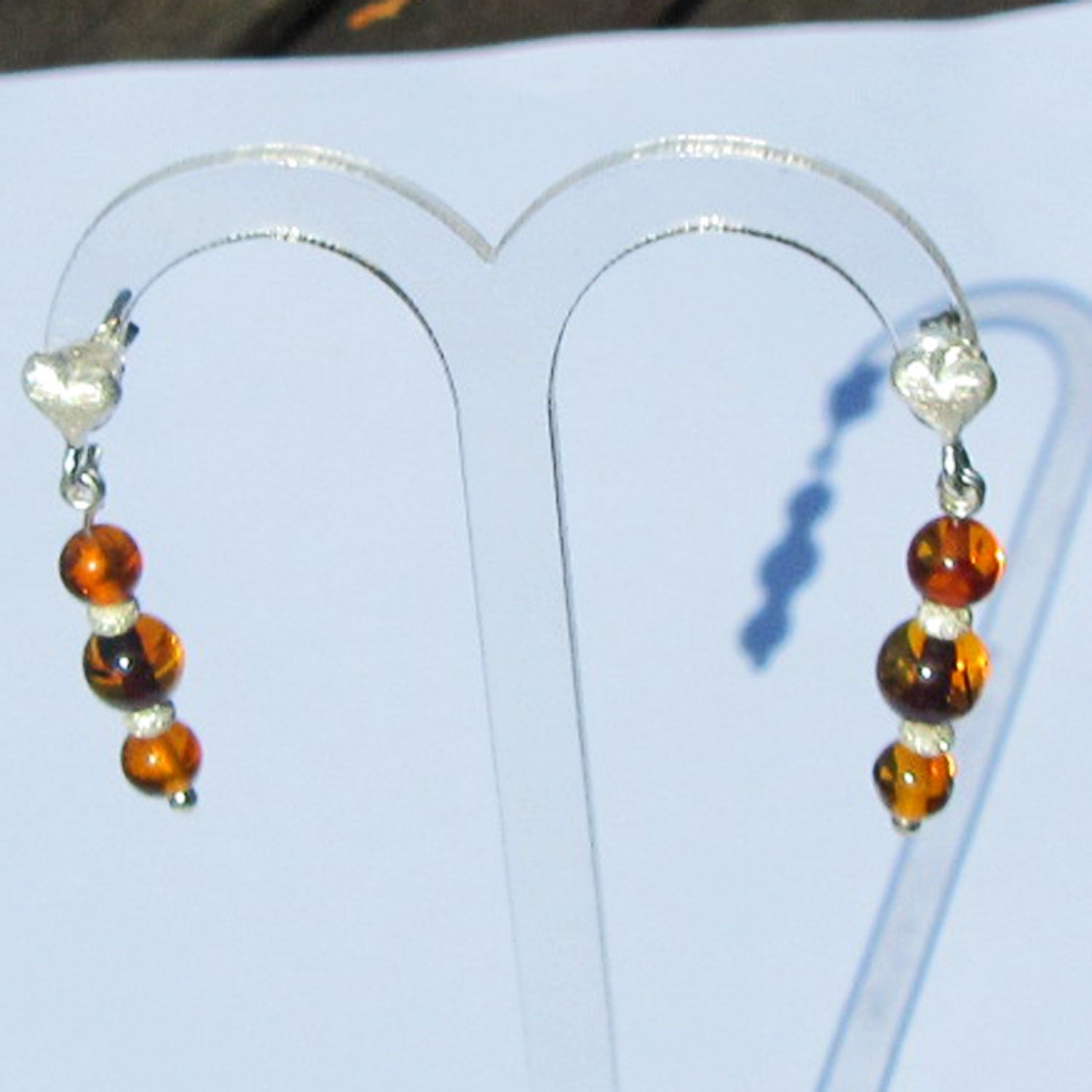 Herzohrstecker aus Bernstein und diamantiertem Silber