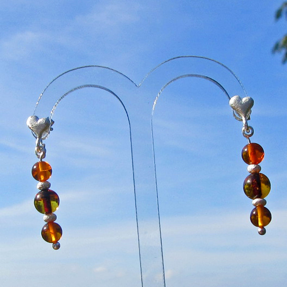 Herzohrstecker aus Bernstein und diamantiertem Silber