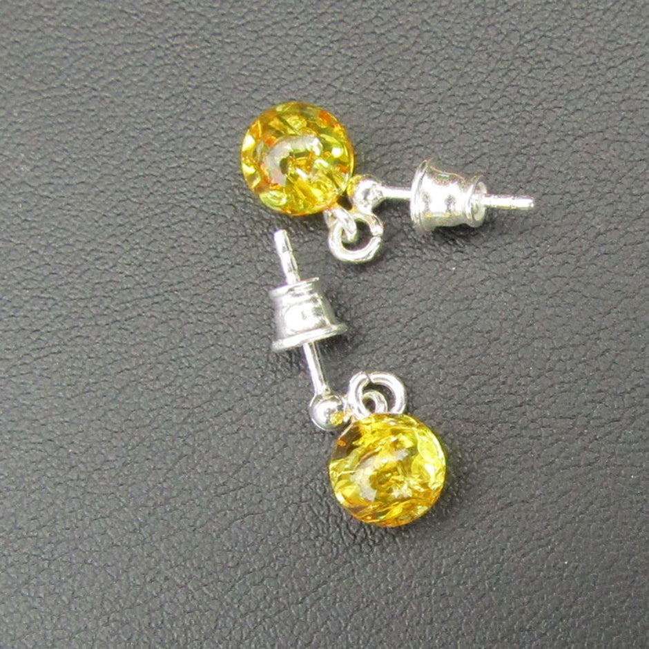 Elegante Ohrstecker aus poliertem Bernstein und Silber