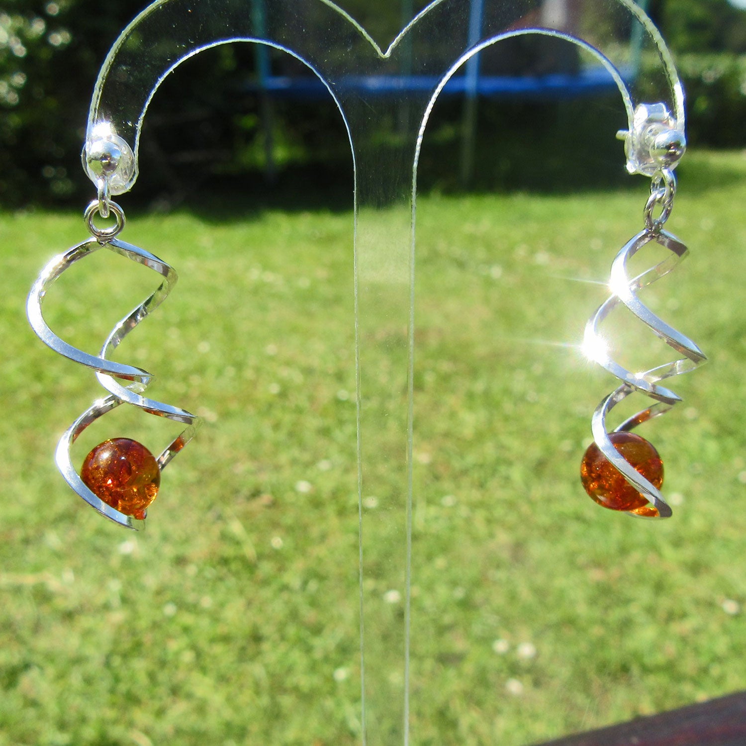 Elegante Ohrstecker aus Silber mit Bernsteinperle