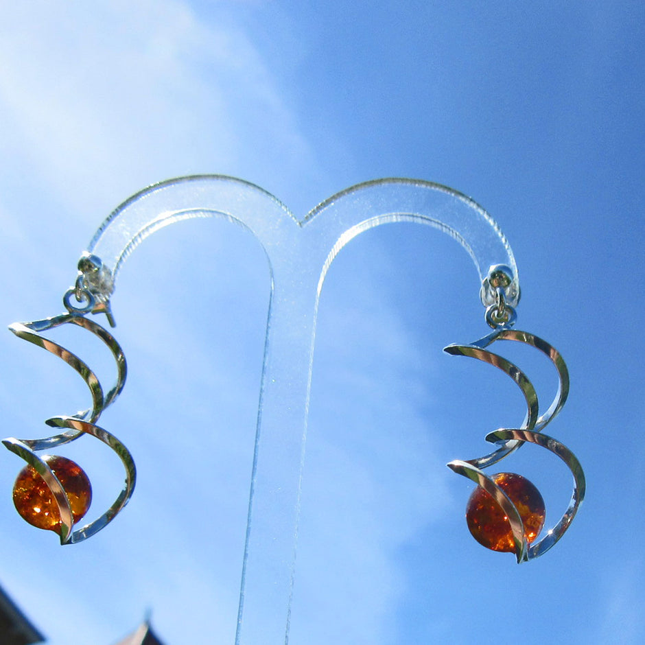 Elegante Ohrstecker aus Silber mit Bernsteinperle