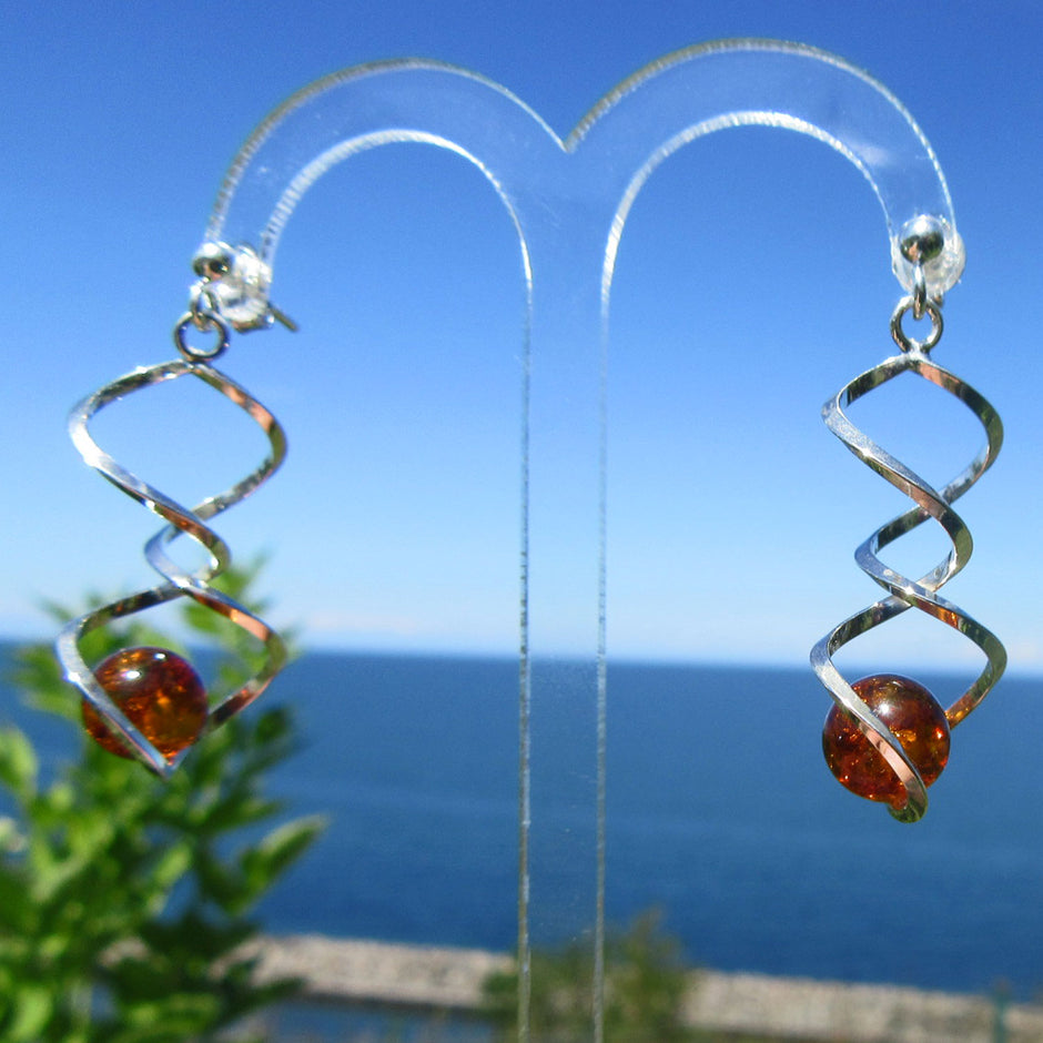 Elegante Ohrstecker aus Silber mit Bernsteinperle