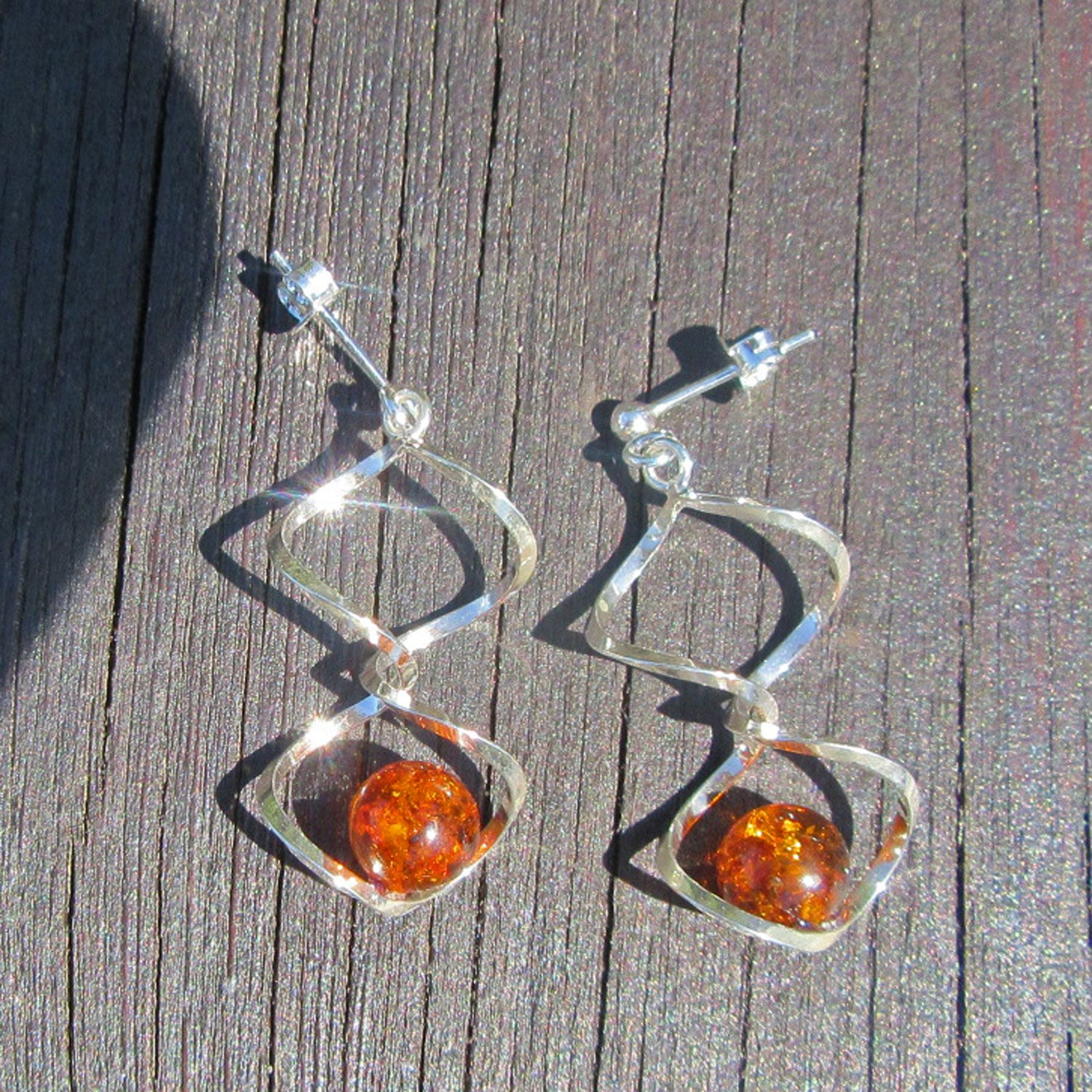 Elegante Ohrstecker aus Silber mit Bernsteinperle