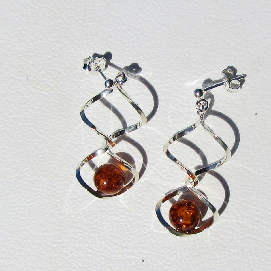 Elegante Ohrstecker aus Silber mit Bernsteinperle