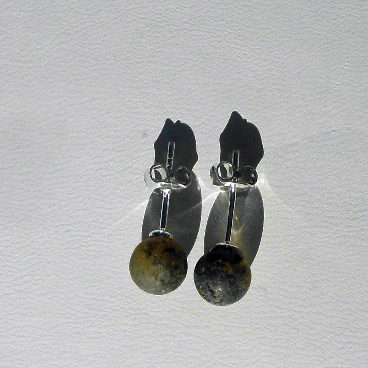 Ohrstecker aus unpoliertem Moorbernstein, Silber 925