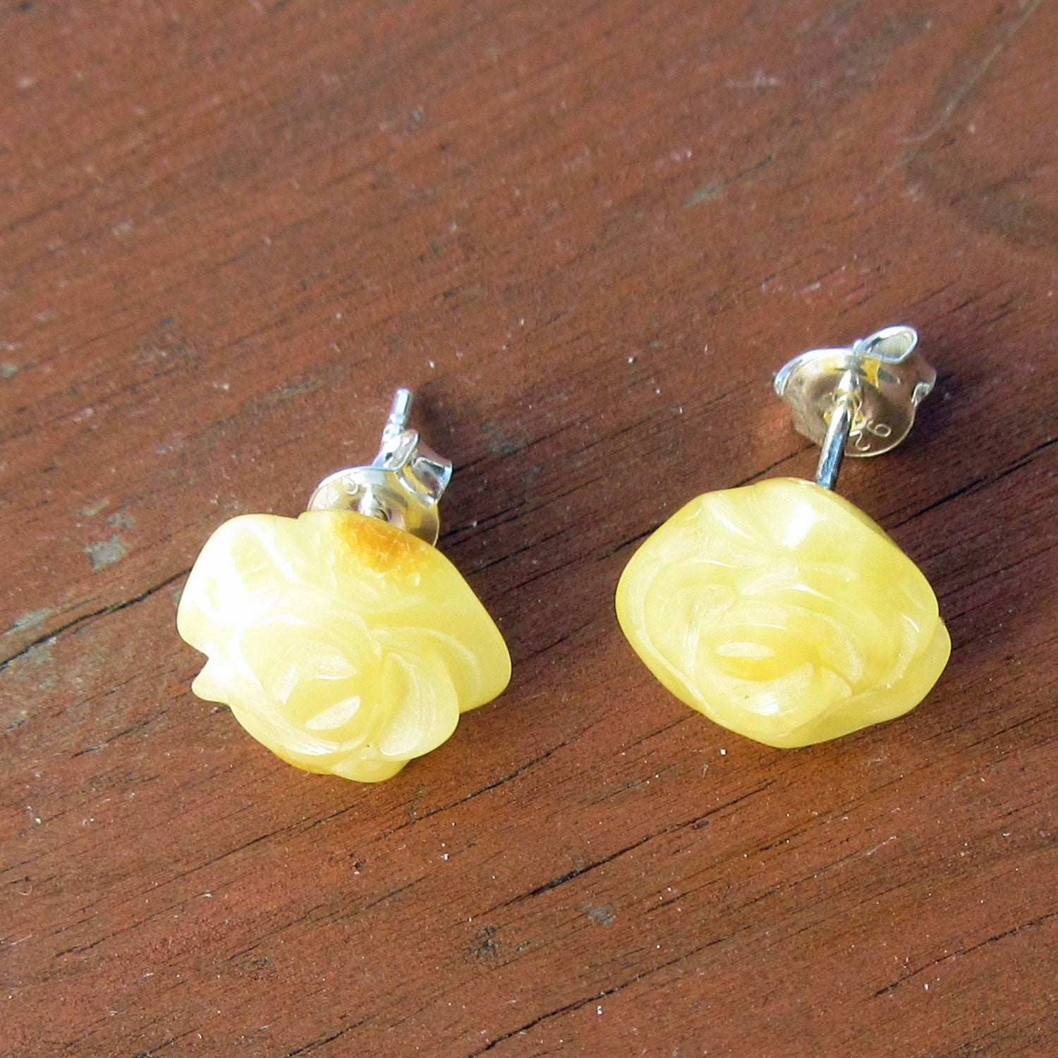 Ohrstecker aus 925er Silber mit Bernsteinröschen