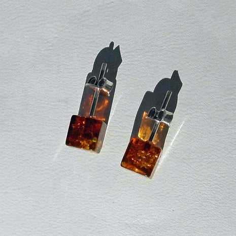 Ohrstecker aus kognacfarbenem Bernstein – Unikat