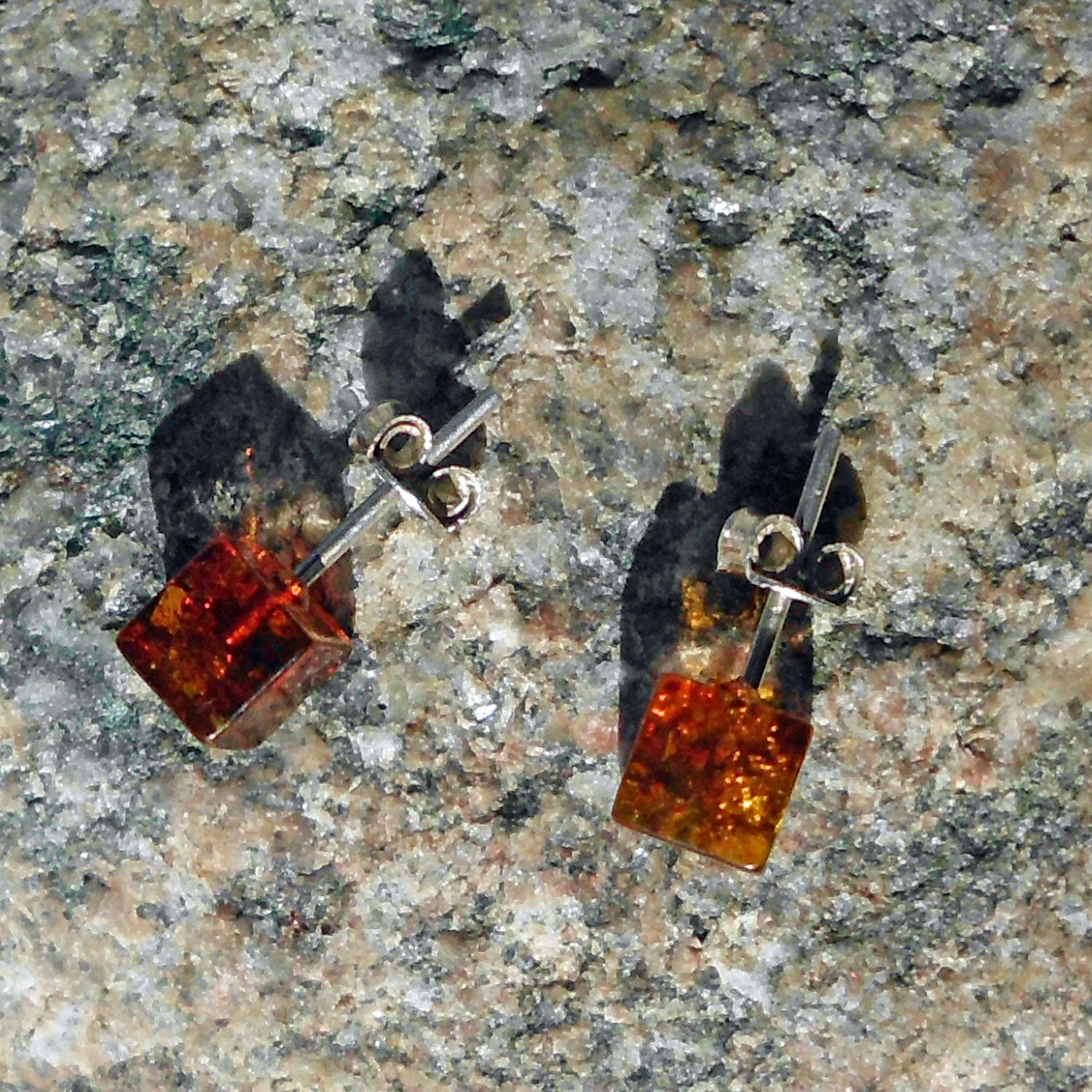 Ohrstecker aus kognacfarbenem Bernstein – Unikat