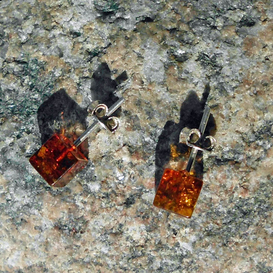 Ohrstecker aus kognacfarbenem Bernstein – Unikat