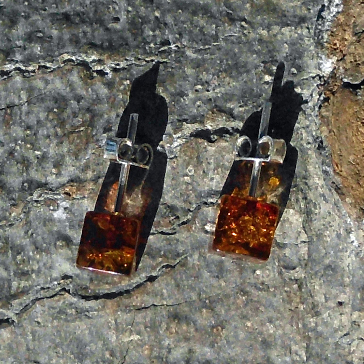 Ohrstecker aus kognacfarbenem Bernstein – Unikat