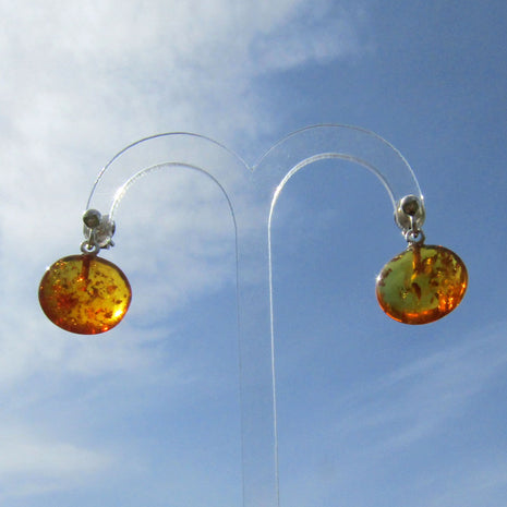 Flache Ohrhänger aus Bernstein mit Silberfassung